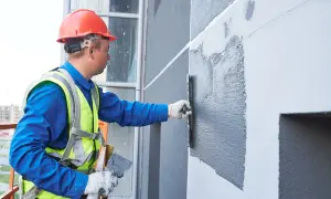 Jaki tynk na ścianę zewnętrzną – uniknij kosztownych błędów
