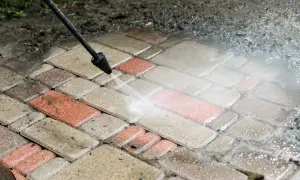 Skuteczne sposoby na wyczyszczenie kostki brukowej z cementu