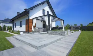 Jaki beton na zewnątrz - wybierz najlepszy materiał na taras i schody