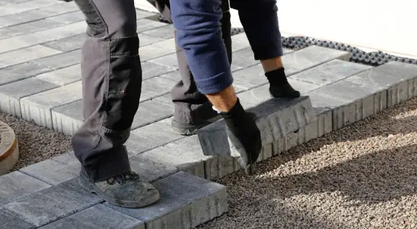 Ile kosztuje ułożenie kostki brukowej na cmentarzu? Zaskakujące ceny!