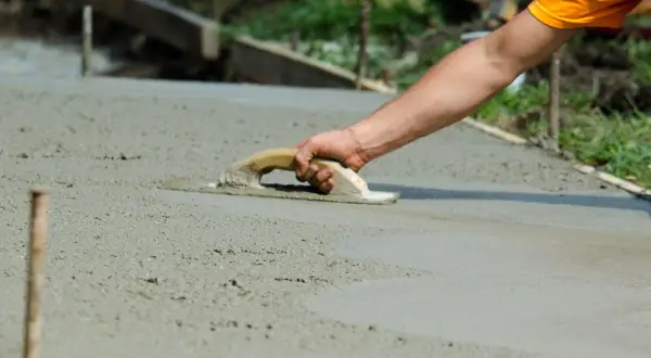 Ile wiąże beton B25? Kluczowe czynniki wpływające na czas schnięcia