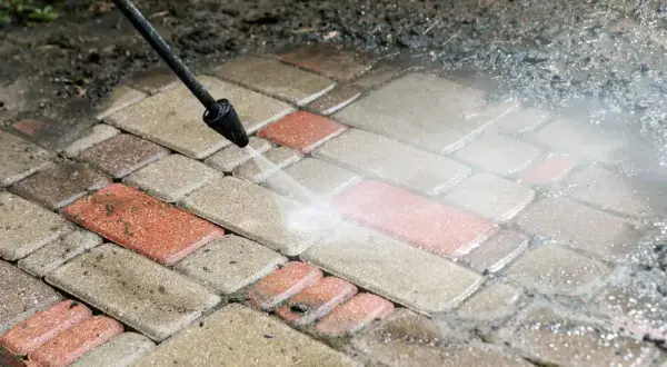 Skuteczne sposoby na wyczyszczenie kostki brukowej z cementu