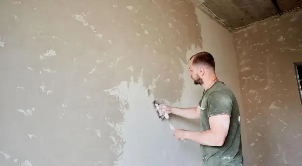 Czy gruntować tynk cementowo-wapienny przed gładzią? Kluczowe informacje