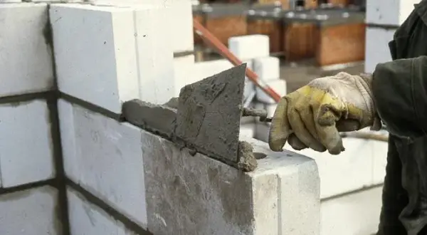 Ile litrów zaprawy murarskiej z worka 25 kg? Sprawdź ważne informacje