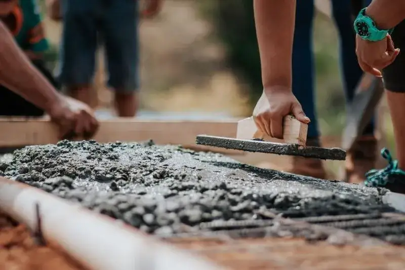 Zdjęcie Ile wiąże beton B25? Kluczowe czynniki wpływające na czas schnięcia